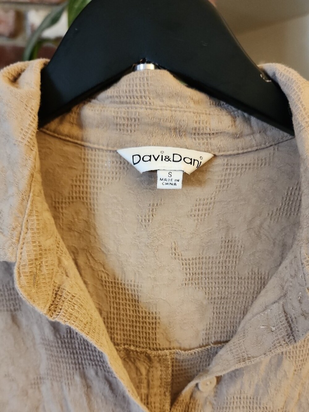 Davi & Dani Tan Crinkle Jacquard Oversized Button-Down Blouse Small - Picture 2 of 10